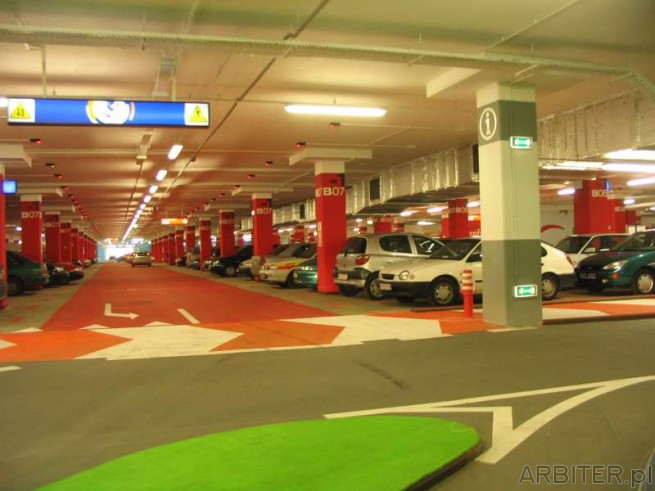 Parking podziemny - zwykle jest komplet samochodów - zarówno 1 południe jak i ...